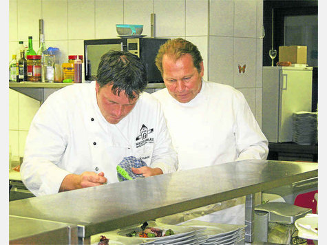 Ein erlesenes Menü zauberten die Köche Christian F. Greiner (r.) und Sebastian Kuklau. Ein erlesenes Menü zauberten die Köche Christian F. Greiner (r.) und Sebastian Kuklau.