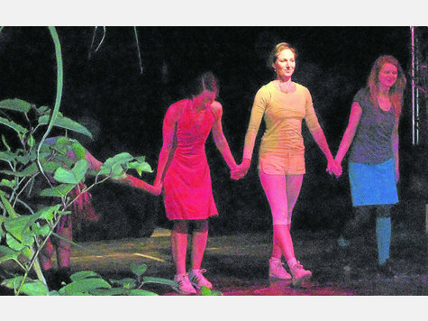 Zum Nachdenken regten die vier jungen T&auml;nzerinnen mit ihrer modernen Darbietung an. Foto: Doepke