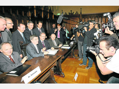 Unterschriftsreif: DOSB-Präsident Thomas Bach (v. 2.v. l.) unterzeichnete 2008 mit dem Bundesinnenminister Wolfgang Schäuble (l), Münchens Oberbürgermeister Christian Ude (3.v.l.) und dem damaligen bayerischen Ministerpräsidenten Günther Beckstein (v. r.) den Gesellschaftervertrag der Bewerbungsgesellschaft München 2018 GmbH. Vor Ort war auch Garmisch-Partenkirchens Bürgermeister Thomas Schmid (h. 2. v. r.). Foto: dpa Unterschriftsreif: DOSB-Präsident Thomas Bach (v. 2.v. l.) unterzeichnete 2008 mit dem Bundesinnenminister Wolfgang Schäuble (l), Münchens Oberbürgermeister Christian Ude (3.v.l.) und dem damaligen bayerischen Ministerpräsidenten Günther Beckstein (v. r.) den Gesellschaftervertrag der Bewerbungsgesellschaft München 2018 GmbH. Vor Ort war auch Garmisch-Partenkirchens Bürgermeister Thomas Schmid (h. 2. v. r.). Foto: dpa