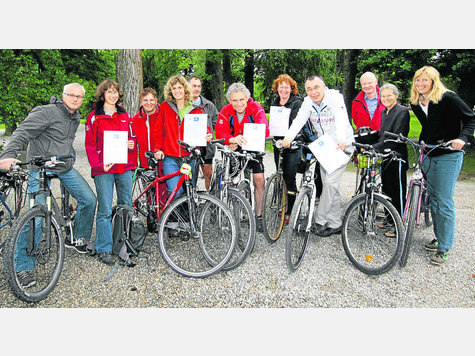 Preisverleihung: Herrschings 3. Bürgermeister Werner Odemer (4.v.r.) zeichnete die fleißigsten Stadtradler aus. Foto: aj Preisverleihung: Herrschings 3. Bürgermeister Werner Odemer (4.v.r.) zeichnete die fleißigsten Stadtradler aus. Foto: aj