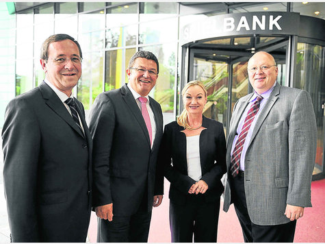 Die Zukunft der Spielbank beschäftigte (v.l.) Josef Müller, Abteilungsdirektor bei der Lotterieverwaltung, Staatssekretär Franz Josef Pschierer, Spielbankdirektorin Antje Schura und den CSU-Landtagsabgeordneten Alexander Radwan. Foto: Thomas Plettenberg Die Zukunft der Spielbank beschäftigte (v.l.) Josef Müller, Abteilungsdirektor bei der Lotterieverwaltung, Staatssekretär Franz Josef Pschierer, Spielbankdirektorin Antje Schura und den CSU-Landtagsabgeordneten Alexander Radwan. Foto: Thomas Plettenberg