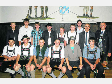 Etappenziel erreicht: Zahlreiche Nachwuchs-Landwirte aus der Region wurden jetzt freigesprochen. Mit auf dem Foto sind Ausbildungsberater Josef Gürster (hinten links), der Prüfungsausschussvorsitzende Heinrich Weinzierl sowie Klaus Klupak vom AELF Weilheim (hinten von rechts). fotos (2): Roland Lory Etappenziel erreicht: Zahlreiche Nachwuchs-Landwirte aus der Region wurden jetzt freigesprochen. Mit auf dem Foto sind Ausbildungsberater Josef Gürster (hinten links), der Prüfungsausschussvorsitzende Heinrich Weinzierl sowie Klaus Klupak vom AELF Weilheim (hinten von rechts). fotos (2): Roland Lory