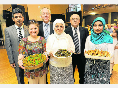 Muslimische Köstlichkeiten gehören zum Fastenbrechen dazu. Unser Bild zeigt (v.l.) Metin Sanverdi, Fattmana Sanverdi, Neubibergs Bürgermeister Günter Heyland, Sayesti Ataman, Mustafa Sahin und Eziz Topucer. Foto: Brouczek Muslimische Köstlichkeiten gehören zum Fastenbrechen dazu. Unser Bild zeigt (v.l.) Metin Sanverdi, Fattmana Sanverdi, Neubibergs Bürgermeister Günter Heyland, Sayesti Ataman, Mustafa Sahin und Eziz Topucer. Foto: Brouczek