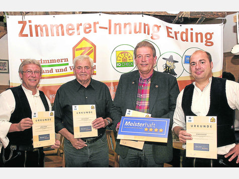 Mit vier Sternen in der höchsten Stufe (v. l.): Josef Mayer (Walpertskirchen), Rupert Huber (Huber und Kroh, Moosinning), Ludwig Berger (Karlsdorf), und Innungsobermeister Georg Lippacher (Ottenhofen). Foto: Kuhn Mit vier Sternen in der höchsten Stufe (v. l.): Josef Mayer (Walpertskirchen), Rupert Huber (Huber und Kroh, Moosinning), Ludwig Berger (Karlsdorf), und Innungsobermeister Georg Lippacher (Ottenhofen). Foto: Kuhn