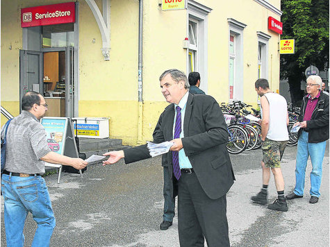 Vor Ort: SPD-Bundestagsabgeordneter Ewald Schurer (M.) informierte im Juli die Fahrgäste und nahm die Bahnhöfe unter die Lupe. Jetzt zieht er Bilanz. Foto: ham Vor Ort: SPD-Bundestagsabgeordneter Ewald Schurer (M.) informierte im Juli die Fahrgäste und nahm die Bahnhöfe unter die Lupe. Jetzt zieht er Bilanz. Foto: ham