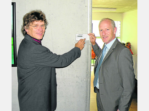 Das System ließ sich Schulleiter Henry Immler (l.) von Markus Meier erklären. Foto: ma Das System ließ sich Schulleiter Henry Immler (l.) von Markus Meier erklären. Foto: ma