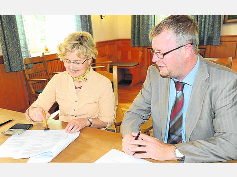 Besiegelt: Bürgermeisterin Leni Gröbmaier und Telekom-Mitarbeiter Ralf Niepel unterzeichnen den Vertrag, der DSL nach Ascholding bringt. Foto: nie Besiegelt: Bürgermeisterin Leni Gröbmaier und Telekom-Mitarbeiter Ralf Niepel unterzeichnen den Vertrag, der DSL nach Ascholding bringt. Foto: nie