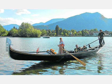 &bdquo;Bella Figura&ldquo; auf dem Tegernsee: (vl.) Taufpatin Silke Bargst&auml;dt-Franke, Heiner Felder, Vorsitzender des Rudervereins am Tegernsee, mit Philip und Christine Schreiner-Felder sowie Gondoliere Torsten Franke. Foto: kn