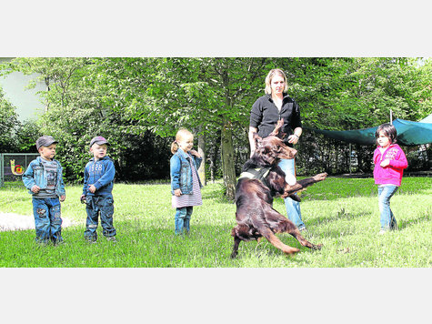 Mit Muffin im Garten zu spielen, ist für Heilpädagogin Julia Wufka und alle Kinder immer wieder ein großer Spaß. foto: dieter michalek Mit Muffin im Garten zu spielen, ist für Heilpädagogin Julia Wufka und alle Kinder immer wieder ein großer Spaß. foto: dieter michalek