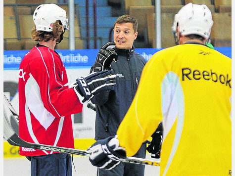 Aus dem Urlaub an die Bande: Andreas Raubal (M.) coacht das Team in den Tölz-Spielen. foto: cf Aus dem Urlaub an die Bande: Andreas Raubal (M.) coacht das Team in den Tölz-Spielen. foto: cf