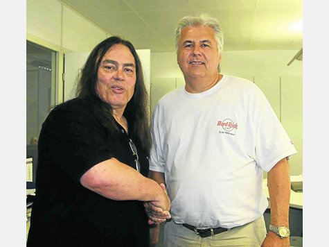 Hand in Hand: Tony Carey (l.) beim Redaktionsbesuch in Dorfen, mit Redakteur Wolfgang Krzizok. Foto: Lang Hand in Hand: Tony Carey (l.) beim Redaktionsbesuch in Dorfen, mit Redakteur Wolfgang Krzizok. Foto: Lang