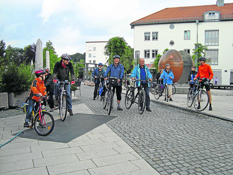 Die neu gegr&uuml;ndete ADFC-Ortsgruppe bei einer ihrer ersten Radtouren. &Auml;hnliche Touren durch Gilching und Umgebung wird die Gruppe auch w&auml;hrend des bundesweiten Stadtradelns organisieren. foto: fkn