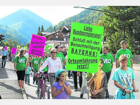 Den Oberauern stinkt’s: Seit Jahrzehnten kämpfen die Bürger für eine Ortsumfahrung. Der Protestmarsch heuer im Oktober soll noch größer werden als der von 2010. Foto: veo Den Oberauern stinkt’s: Seit Jahrzehnten kämpfen die Bürger für eine Ortsumfahrung. Der Protestmarsch heuer im Oktober soll noch größer werden als der von 2010. Foto: veo