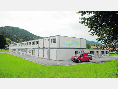 Das &Uuml;bergangsdomizil der Realschule ist in den Ferien in die H&ouml;he gewachsen. Der Umzug ins neue Geb&auml;ude soll kurz nach Weihnachten 2012 erfolgen. Foto: Al