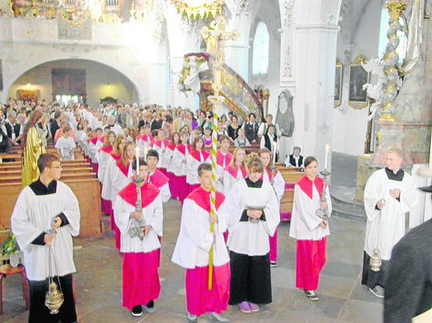 Unglaubliche 105 Ministranten aus den Pfarreien Rottenbuch, Böbing, Schönberg und Wildsteig zogen zur Freude von Pfarrer Gerhard Gumpinger und der zahlreichen Gläubigen beim Patroziniums-Gottesdienst in die blumengeschmückte Rottenbucher Pfarrkirche Mariae Geburt ein. Fotos: gerhard heiß Unglaubliche 105 Ministranten aus den Pfarreien Rottenbuch, Böbing, Schönberg und Wildsteig zogen zur Freude von Pfarrer Gerhard Gumpinger und der zahlreichen Gläubigen beim Patroziniums-Gottesdienst in die blumengeschmückte Rottenbucher Pfarrkirche Mariae Geburt ein. Fotos: gerhard heiß