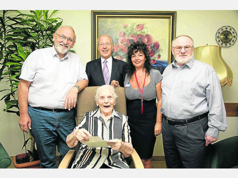Zum Ehrentag gratulierten Maria Oberbucher (sitzend) Schwiegersohn Richard Parstorfer (v.l.) , 2. Bürgermeister Walter Strauch, Pfelgedienstleiterin Anke Schering und Reimund Mühlberger von der Bewohnervertretung. Foto: Weber Zum Ehrentag gratulierten Maria Oberbucher (sitzend) Schwiegersohn Richard Parstorfer (v.l.) , 2. Bürgermeister Walter Strauch, Pfelgedienstleiterin Anke Schering und Reimund Mühlberger von der Bewohnervertretung. Foto: Weber