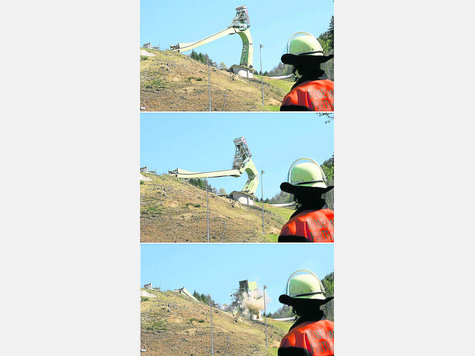Spektakuläre Sprengung: Mit der Zerstörung der alten Schanzen hat die Marktgemeinde Fakten geschaffen. Damit wurde der Wettlauf gegen die Zeit eingeleitet. foto: dpa Spektakuläre Sprengung: Mit der Zerstörung der alten Schanzen hat die Marktgemeinde Fakten geschaffen. Damit wurde der Wettlauf gegen die Zeit eingeleitet. foto: dpa