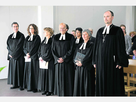 „Sie werden uns als Mensch gut tun.“ Dekan Stefan Reimers (r.) begrüßte die neue Pfarrerin der Gemeinde Emmering Sigrid Schott-Breit (2.v.r.). Foto: Peter Weber „Sie werden uns als Mensch gut tun.“ Dekan Stefan Reimers (r.) begrüßte die neue Pfarrerin der Gemeinde Emmering Sigrid Schott-Breit (2.v.r.). Foto: Peter Weber