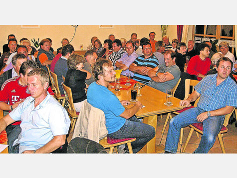 &bdquo;Zammrucka &ndash; darum geht&rsquo;s.&ldquo; Das sagte Herbert Knur angesichts der vielen Besucher und ihre Solidarit&auml;t. foto: ta
