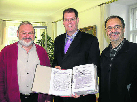 7900 Unterschriften, die Gunther Daumenlang (l.) und Walter Prochaska (r.) Landrat Michael Schwaiger &uuml;bergaben, sollen zu einer Verfassungsklage gegen die 3. Startbahn f&uuml;hren. zz