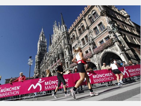 Der M&uuml;nchen Marathon f&uuml;hrt an Sehensw&uuml;rdigkeiten wie dem M&uuml;nchner Rathaus vorbei.