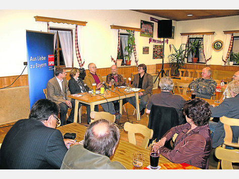 Genossen unter sich (v. l.): Peter Warlimont, Michaela Meister, Hans Schuierer, Heiner M&uuml;ller-Ermann und Moderator Michael Gruber am Podium. foto: aichele
