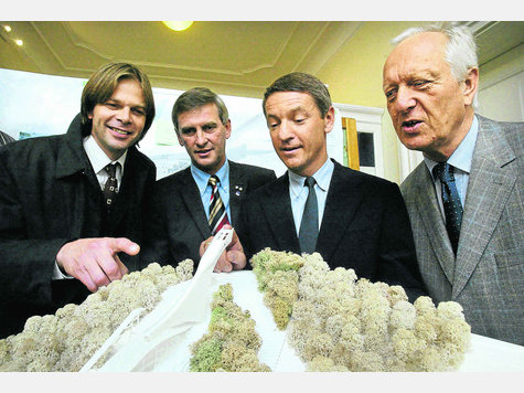 Da war die Welt noch in Ordnung: Am 24. Oktober 2006 stellen (v.l.) Architekt Christoph Mayr, Toni Guggemoos (Vorsitzender des Skiclubs Partenkirchen), Bürgermeister Thomas Schmid und Holger Duffner (Drees & Sommer) das Modell vor, das den Wettbewerb gewonnen hat. Kurz darauf nimmt die Kostenexplosion ihren Lauf. foto: ströter-Archiv Da war die Welt noch in Ordnung: Am 24. Oktober 2006 stellen (v.l.) Architekt Christoph Mayr, Toni Guggemoos (Vorsitzender des Skiclubs Partenkirchen), Bürgermeister Thomas Schmid und Holger Duffner (Drees & Sommer) das Modell vor, das den Wettbewerb gewonnen hat. Kurz darauf nimmt die Kostenexplosion ihren Lauf. foto: ströter-Archiv