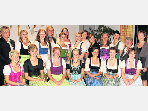 Die erfolgreichen Hauswirtschafterinnen mit Magdalena F&ouml;stl (li.), stellv. Landr&auml;tin, sowie WaltWaltraud Neuerburg und Andrea G&ouml;schl (rechts) vom Amt f&uuml;r Landwirtschaft. Foto: jwg