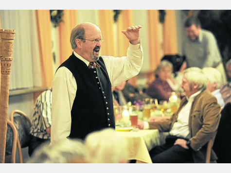 Unermüdlich tourt Erich Sepp durch die Lande, um dem Liedgut zu verdienter Aufmerksamkeit zu verhelfen, im „Alten Wirt“ in Höhenkirchen hatte er ein Heimspiel. Foto: robert Brouczek Unermüdlich tourt Erich Sepp durch die Lande, um dem Liedgut zu verdienter Aufmerksamkeit zu verhelfen, im „Alten Wirt“ in Höhenkirchen hatte er ein Heimspiel. Foto: robert Brouczek