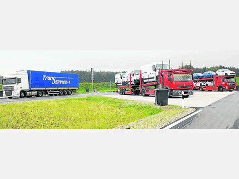 Immer mehr Brummi-Fahrer nutzen den Parkplatz an der A 94 nahe Pastetten. foto: herkner Immer mehr Brummi-Fahrer nutzen den Parkplatz an der A 94 nahe Pastetten. foto: herkner