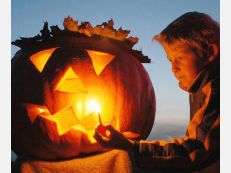 Ein Bub mit einem Halloween-Kürbis. Foto: sro Ein Bub mit einem Halloween-Kürbis. Foto: sro