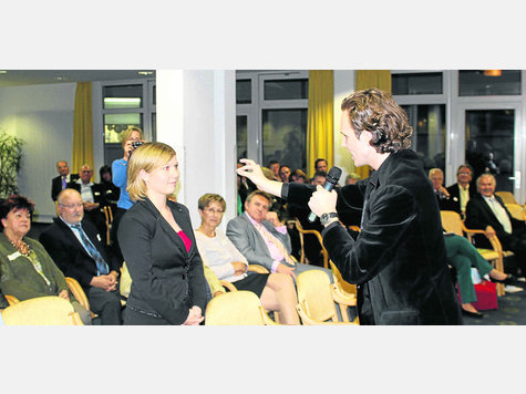 Wissen, was andere denken funktioniert auch bei Norman Alexander nicht immer: Als sich Stephanie H&uuml;bner eine der sieben Tods&uuml;nden bildlich vorstellen sollte, setzte er auf die falsche S&uuml;nde. Foto: Michalek