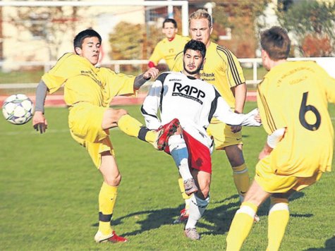 Allein gegen alle: So wie Hakan Karabudak in dieser Szene erging es den Kickern des TSV 1865 Dachau am Samstag am laufenden Band. Der Gast aus Hallbergmoos setzte auf Defensive Marke Stahlbeton. Allein gegen alle: So wie Hakan Karabudak in dieser Szene erging es den Kickern des TSV 1865 Dachau am Samstag am laufenden Band. Der Gast aus Hallbergmoos setzte auf Defensive Marke Stahlbeton.