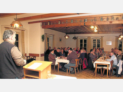 Einer spricht und rund 50 Besucher h&ouml;ren zu: Helmut B&ouml;hm bei der Versammlung. foto: st