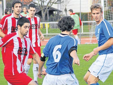 Nur wenig Platz, sich zu entfalten, hatten die Spieler beider Teams im Derby zwischen dem TSV 1865 Dachau und dem TSV Eintracht Karlsfeld. Nur wenig Platz, sich zu entfalten, hatten die Spieler beider Teams im Derby zwischen dem TSV 1865 Dachau und dem TSV Eintracht Karlsfeld.