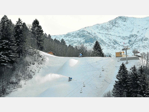 Voller Einsatz am Gudiberg: Die bisher dort aufgebauten Schneekanonen sollen zukünftig im Classic-Gebiet in Betrieb gehen. Foto: Kornatz Voller Einsatz am Gudiberg: Die bisher dort aufgebauten Schneekanonen sollen zukünftig im Classic-Gebiet in Betrieb gehen. Foto: Kornatz