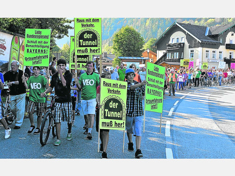 Klare Ansage: Die Oberauer fordern vehement, dass Bundesmittel in den Kreis Garmisch-Partenkirchen flie&szlig;en, damit endlich der Tunnel gebaut werden kann. Sie werden weiter demonstrieren. Foto: Sehr