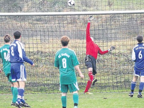 Mehr als nur Ersatz: Jonas Panholzer im Tor des ASV Antdorf zeigte mehrere gute Paraden. Hier klärt er den missglückten Abwehrversuch eines Mitspielers. Mehr als nur Ersatz: Jonas Panholzer im Tor des ASV Antdorf zeigte mehrere gute Paraden. Hier klärt er den missglückten Abwehrversuch eines Mitspielers.