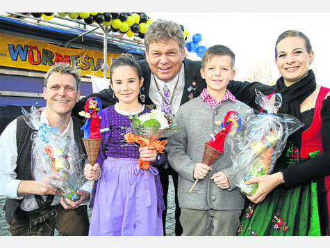 Proklamation des ersten Kinder-Faschingsprinzenpaares der Würmesia auf dem Marktplatz in Planegg: Prinzessin Sara I. mit ihrem Prinzen Lukas I. (Mitte) bekommen auch Geschenke vom Erwachsenen-Prinzenpaar Phyllis I. und Robert II. im Beisein des Würmesia-Präsidenten Hans Kolß. Foto: dagmar rutt Proklamation des ersten Kinder-Faschingsprinzenpaares der Würmesia auf dem Marktplatz in Planegg: Prinzessin Sara I. mit ihrem Prinzen Lukas I. (Mitte) bekommen auch Geschenke vom Erwachsenen-Prinzenpaar Phyllis I. und Robert II. im Beisein des Würmesia-Präsidenten Hans Kolß. Foto: dagmar rutt
