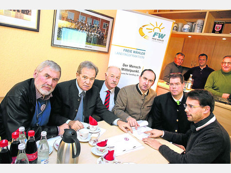 Entschlossen und zuversichtlich, die Startbahn zu verhindern: Hartmut Binner (Aufgemuckt), FW-MdL Manfred Pointner, Bürgermeister Benno Zierer (FW), Bayerns FW-Chef Hubert Aiwanger, Landrat Michael Schwaiger und Michael Buchberger (BI Attaching) (v. l.). Foto: Lehmann Entschlossen und zuversichtlich, die Startbahn zu verhindern: Hartmut Binner (Aufgemuckt), FW-MdL Manfred Pointner, Bürgermeister Benno Zierer (FW), Bayerns FW-Chef Hubert Aiwanger, Landrat Michael Schwaiger und Michael Buchberger (BI Attaching) (v. l.). Foto: Lehmann