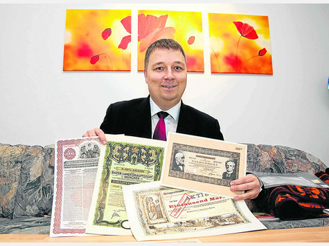 1000 US-Dollar, 2000 Mark, 3000 Reichsmark: Was Matthias Schmitt hier in Händen hält, stellte einst einen erhebliche Wert dar. Heute sind es Sammlerstücke. Foto: s. Rossmann 1000 US-Dollar, 2000 Mark, 3000 Reichsmark: Was Matthias Schmitt hier in Händen hält, stellte einst einen erhebliche Wert dar. Heute sind es Sammlerstücke. Foto: s. Rossmann