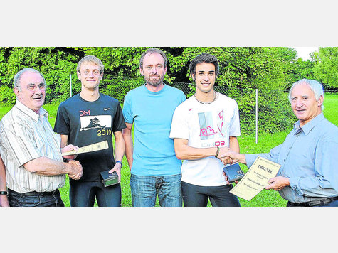 Abschied: Den Vereinswechsel von Benedikt Wiesend (r.) und David Gollnow (2. v. l.) bedauert TSV-Präsident Günter Weidenhammer (l.), wünscht ihnen und ihrem Trainer Olaf Gollnow aber alles Gute und viel Erfolg. foto: jok