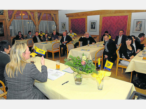 Prominenter Besuch bei der Kreishauptversammlung der FDP: Die bayerische Generalsekret&auml;rin Miriam Gru&szlig; (v.r.) rief die Parteibasis zum Zusammenhalt auf. Foto: Andreas Leder