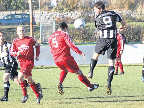 Wieder bleibt nur der Blick hinterher: Nach einer enttäuschenden Leistung ging der BSC (schwarze Hosen, hier Anton Guggemoos) in Berg leer aus. Wieder bleibt nur der Blick hinterher: Nach einer enttäuschenden Leistung ging der BSC (schwarze Hosen, hier Anton Guggemoos) in Berg leer aus.