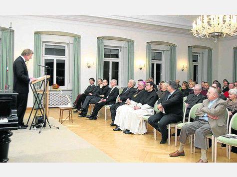 Im Prälatensaal des Pollinger Klosters gedachten Michael Jarnach (li.) und zahlreiche Gäste nach einem Gottesdienst bei einem vom Vocalensemble Polling musikalisch umrahmten Festakt Propst Franziskus Töpsls. foto: gierig Im Prälatensaal des Pollinger Klosters gedachten Michael Jarnach (li.) und zahlreiche Gäste nach einem Gottesdienst bei einem vom Vocalensemble Polling musikalisch umrahmten Festakt Propst Franziskus Töpsls. foto: gierig