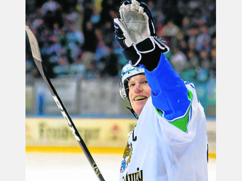 Da jubelt der Kapitän: Tim Regan machte in der Verlängerung den Sieg des SC Riessersee in Dresden – der zweite überhaupt erst auswärts – klar. foto: bse-Pictures Da jubelt der Kapitän: Tim Regan machte in der Verlängerung den Sieg des SC Riessersee in Dresden – der zweite überhaupt erst auswärts – klar. foto: bse-Pictures