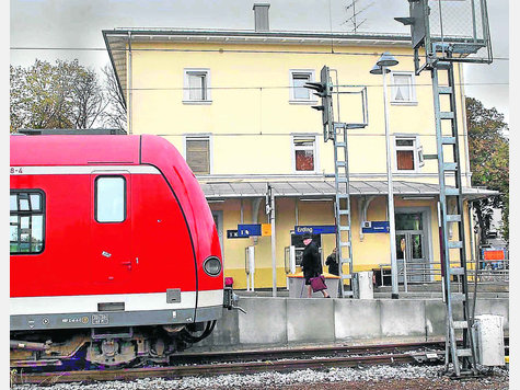 Wann ist hier nicht mehr Schluss? Der Erdinger S-Bahn-Halt würde bei der Nordlösung mit Kreuzungsbahnhof und einer Verbindung zum Flughafen aufgegeben. Foto: Bauersachs Wann ist hier nicht mehr Schluss? Der Erdinger S-Bahn-Halt würde bei der Nordlösung mit Kreuzungsbahnhof und einer Verbindung zum Flughafen aufgegeben. Foto: Bauersachs