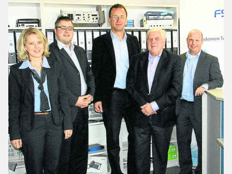 Wirtschaftsjunioren-Chef Thomas Oehring (2.v.l.) und seine Firma bekamen vor kurzem Besuch aus dem Rathaus: Petra Tech, OB Andreas Haas, Gewerbereferent Albert Metz und Oehrings Kompagnon Matthias Hofmann. tb