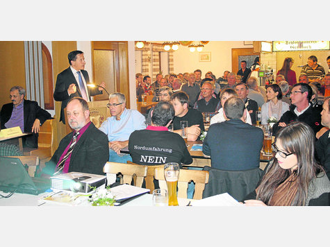 Großes Interesse am Rechenschaftsbericht von Bürgermeister Max Gotz (am Pult) zeigten die Bürger von Langengeisling, Eichenkofen und Altham. Das Gasthaus Brunold war voll belegt. Die Versammlung dauerte über vier Stunden. Hauptstreitpunkt: die geplante Nordumfahrung. Foto: ham Großes Interesse am Rechenschaftsbericht von Bürgermeister Max Gotz (am Pult) zeigten die Bürger von Langengeisling, Eichenkofen und Altham. Das Gasthaus Brunold war voll belegt. Die Versammlung dauerte über vier Stunden. Hauptstreitpunkt: die geplante Nordumfahrung. Foto: ham