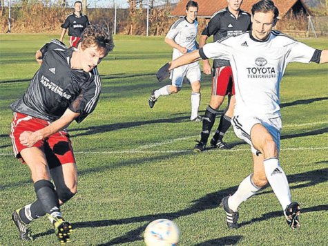 Gleich schlägt’s ein: Den Schuss von Fabian Schmidt (schwarzes Trikot) kann Deisenhofens Torhüter (nicht im Bild) zwar abwehren, den Nachschuss verwandelt Georg Reich jedoch zur Raistinger Führung. Gleich schlägt’s ein: Den Schuss von Fabian Schmidt (schwarzes Trikot) kann Deisenhofens Torhüter (nicht im Bild) zwar abwehren, den Nachschuss verwandelt Georg Reich jedoch zur Raistinger Führung.